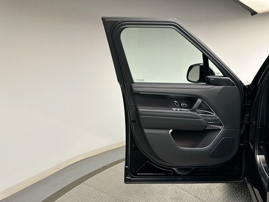 Used 2024 Santorini Black Metallic Land Rover SE image 21