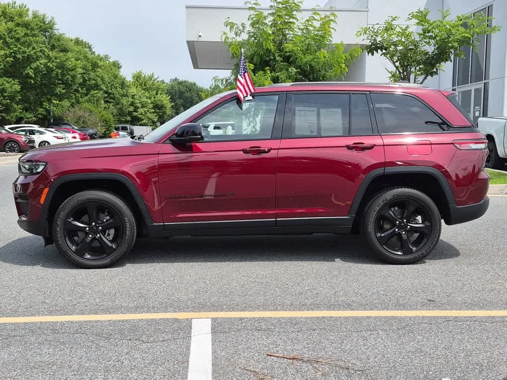 Used 2023 Velvet Red Pearlcoat Jeep Altitude image 5