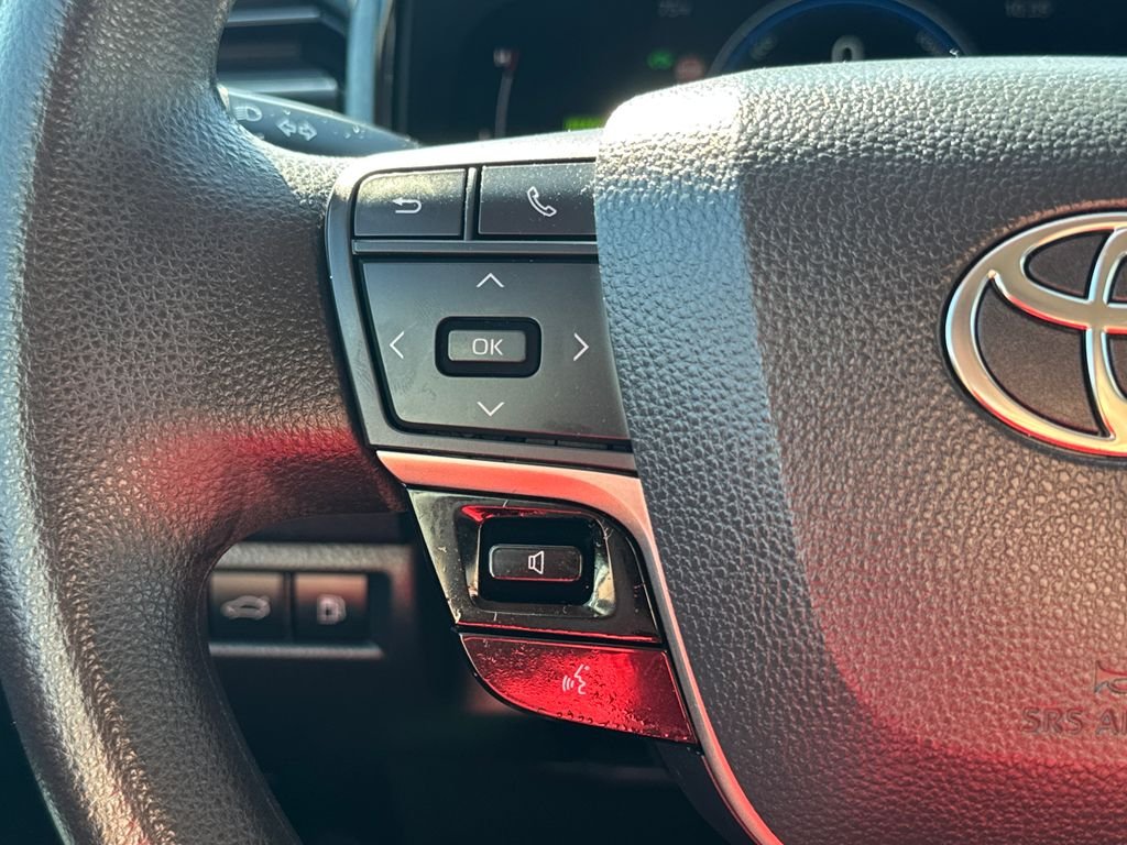 Used 2025 White Toyota LE image 19