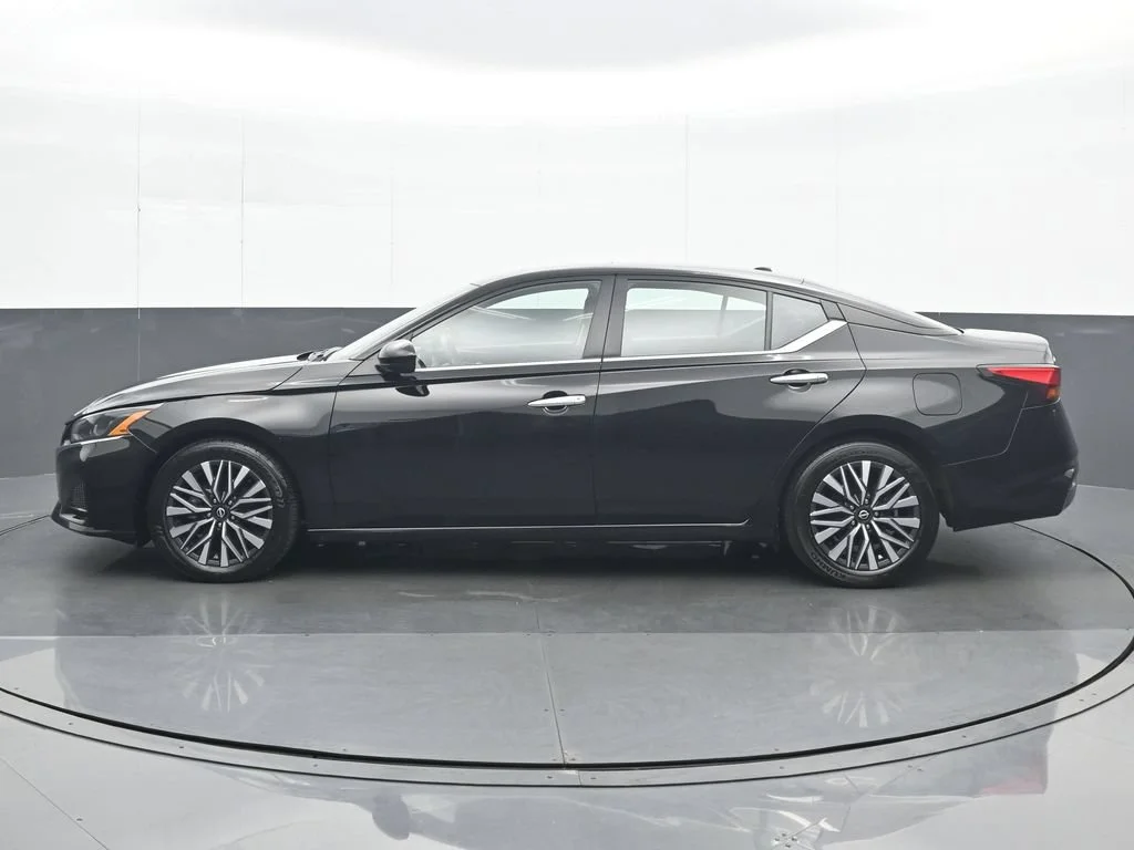 Used 2024 Black Nissan 2.5 SV image 3