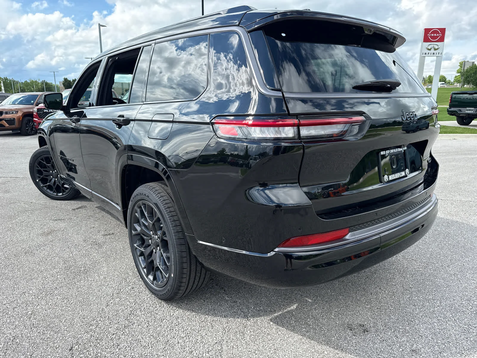 New 2026 Diamond Black Crystal Pearl-Coat Exterior Paint Jeep Laredo Altitude image 6
