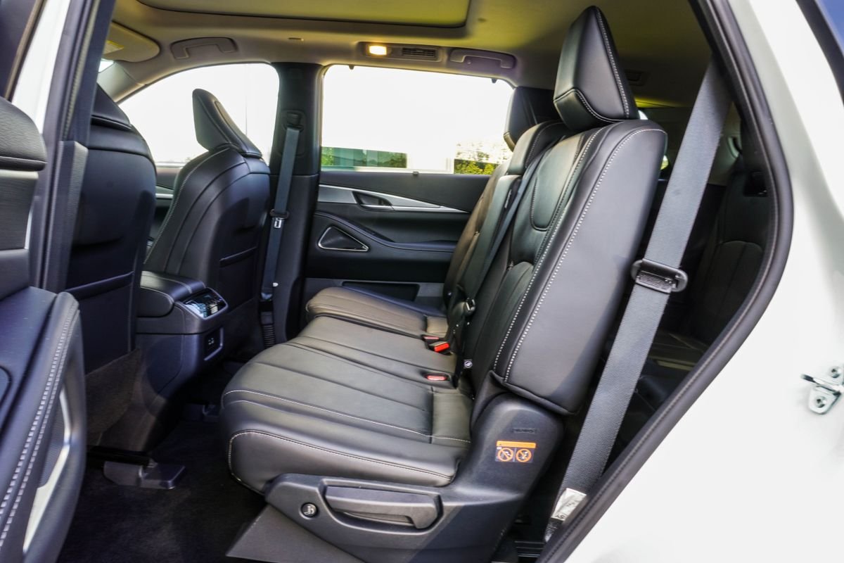 Used 2025 White INFINITI LUXE image 38