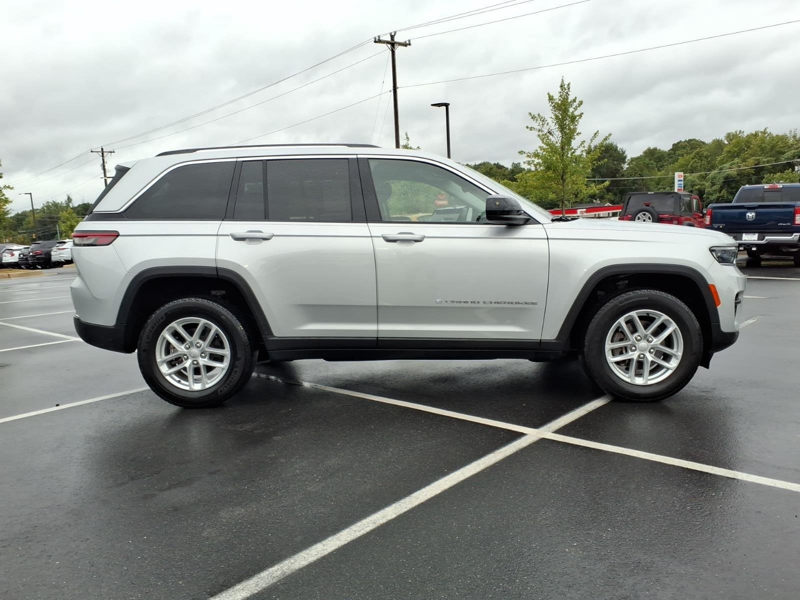 Used 2023 Silver Zynith Jeep Laredo image 9