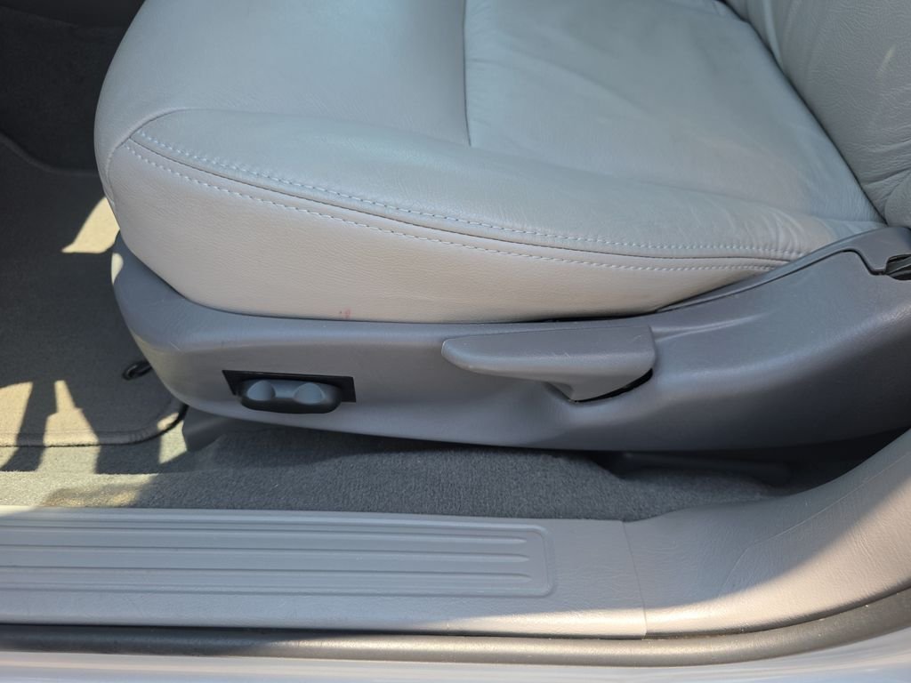 Used 2007 Silver Frost Clearcoat Metallic Ford SEL image 12