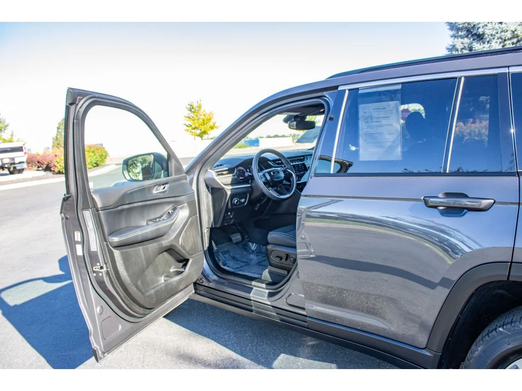 Used 2024 Baltic Gray Metallic Clearcoat Jeep Laredo X image 25
