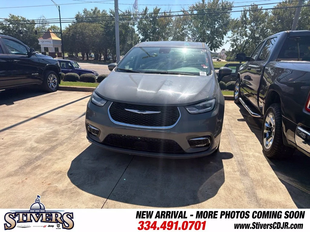 Used 2023 White Chrysler Touring L image 5