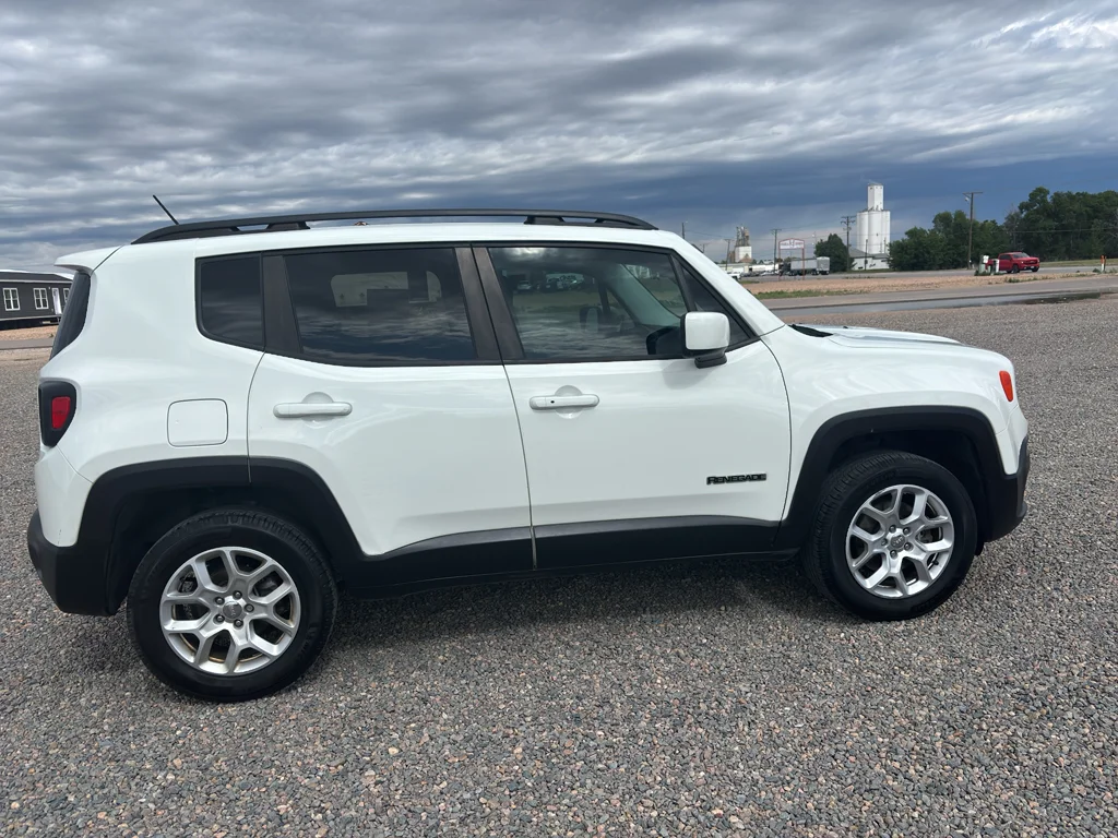 Used 2017 Alpine White Jeep Latitude image 4