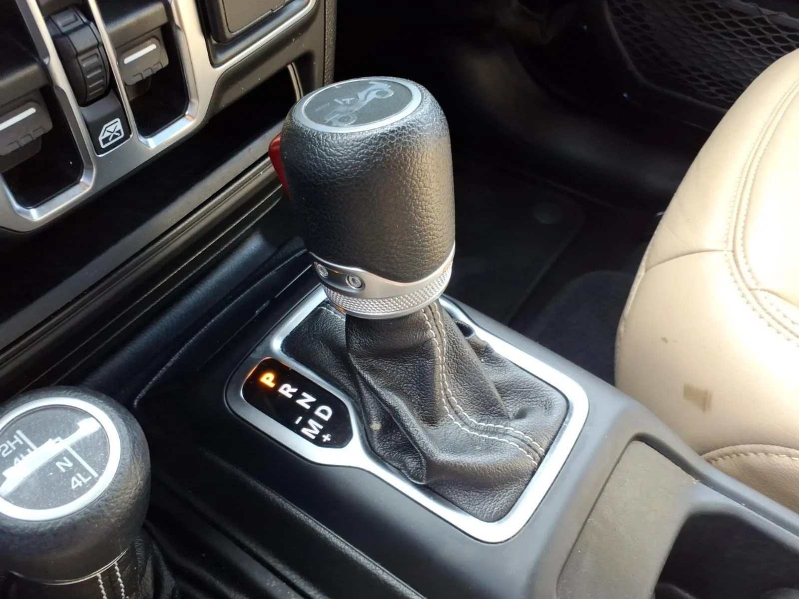 Used 2020 Black Clearcoat Jeep Sahara image 7