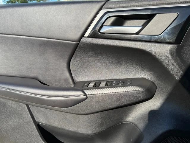 Used 2024 Blue Mitsubishi SE image 18