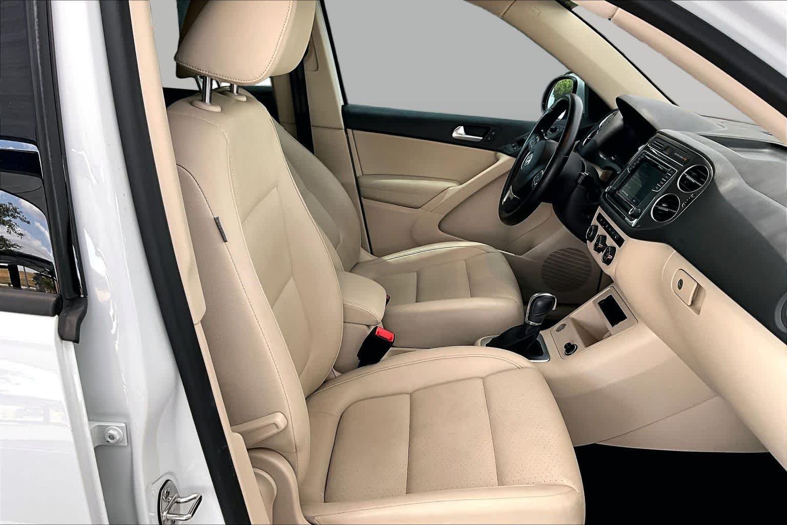 Used 2017  Volkswagen  image 9