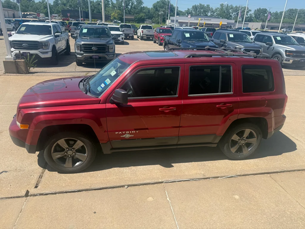 Used 2014 Deep Cherry Red Crystal Pearlcoat Jeep Latitude image 9