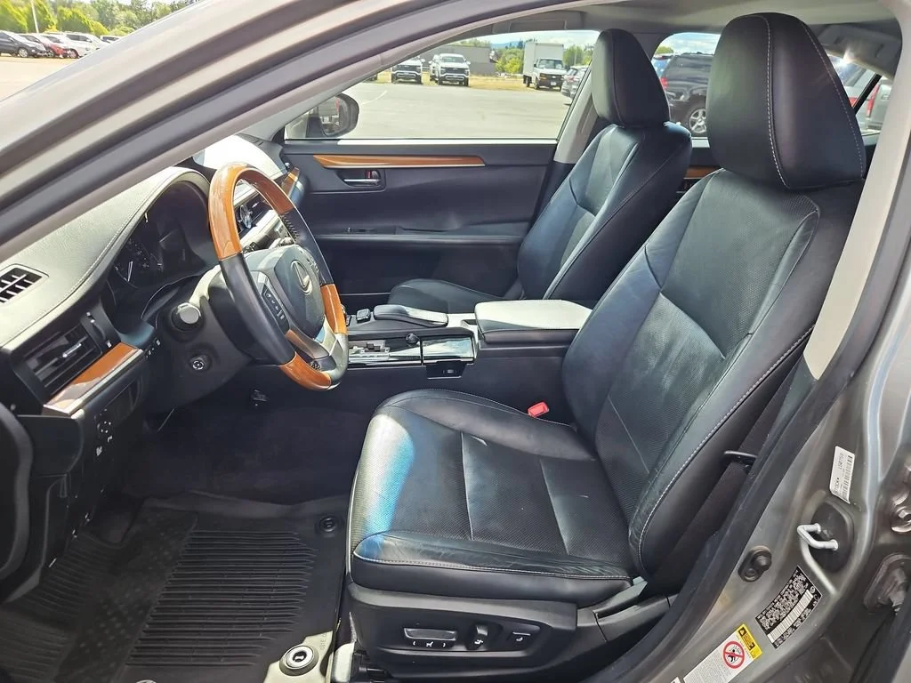 Used 2015  Lexus Hybrid image 21