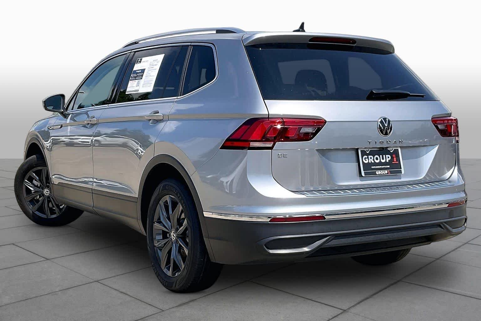 Used 2024 Pyrite Silver Metallic Volkswagen SE image 11