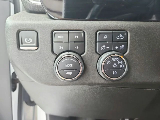 Used 2024 White Chevrolet High Country image 27
