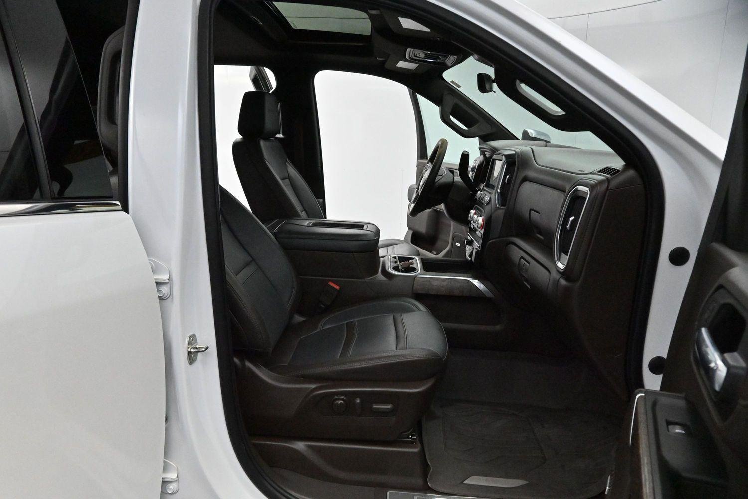 Used 2022 White Frost Tricoat GMC Denali image 40