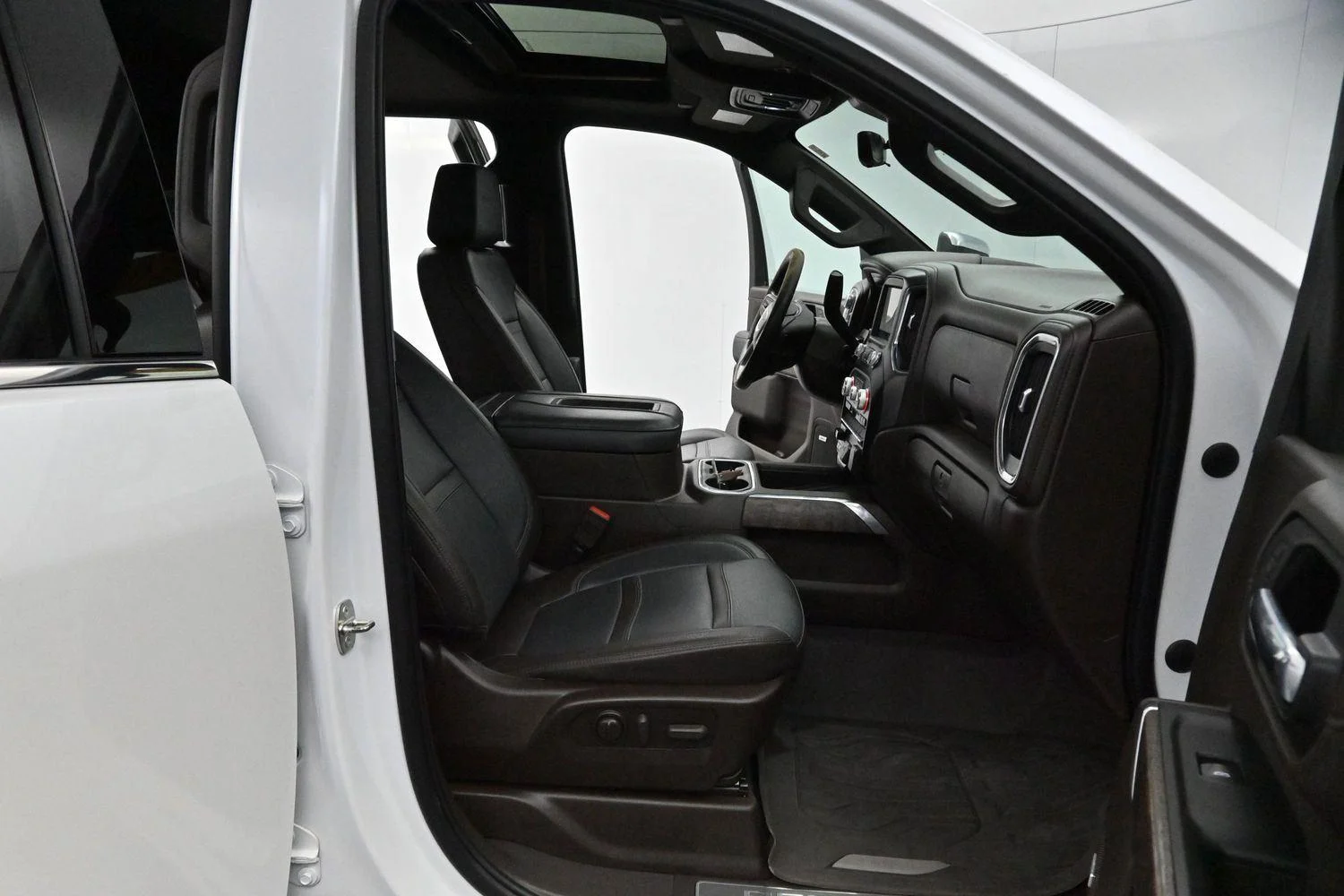 Used 2022 White Frost Tricoat GMC Denali image 40