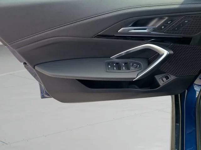 Used 2023 Blue BMW xDrive28i image 18