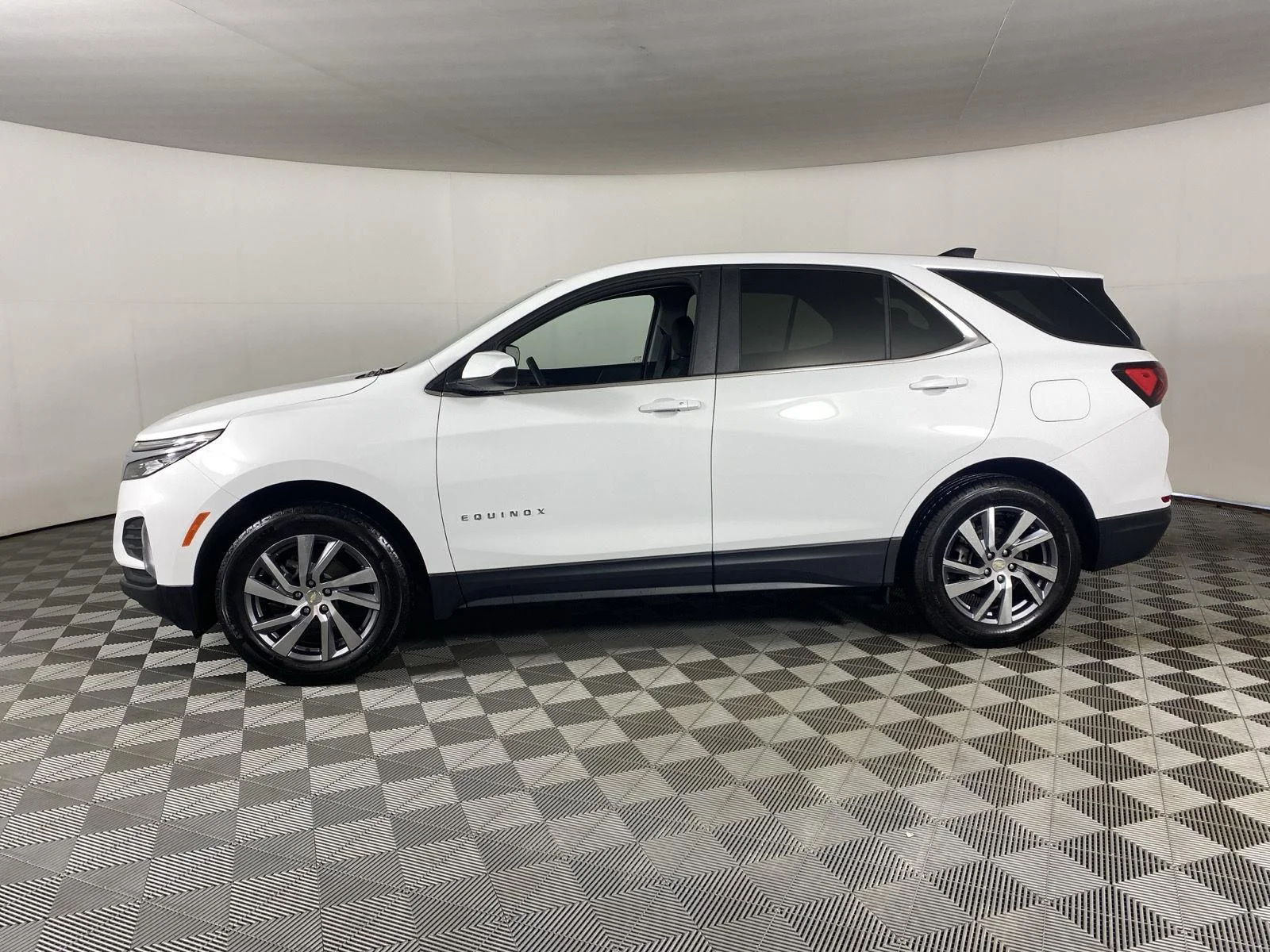 Used 2024 Summit White Chevrolet LT image 4