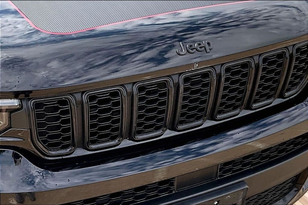 Used 2023 Black Jeep Altitude image 27
