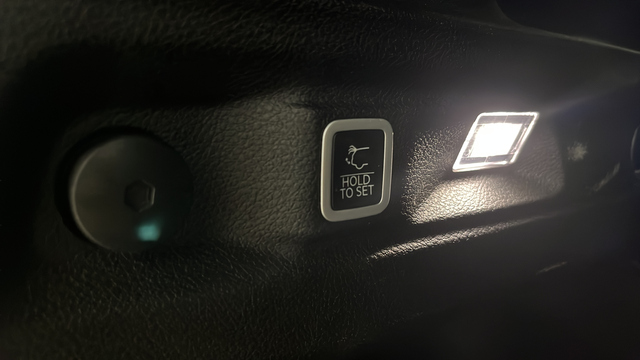 Used 2024 Diamond Black Crystal Pearlcoat Jeep Limited image 30