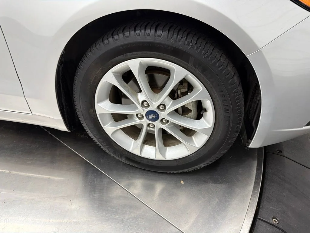 Used 2019 Silver Ford SE image 9