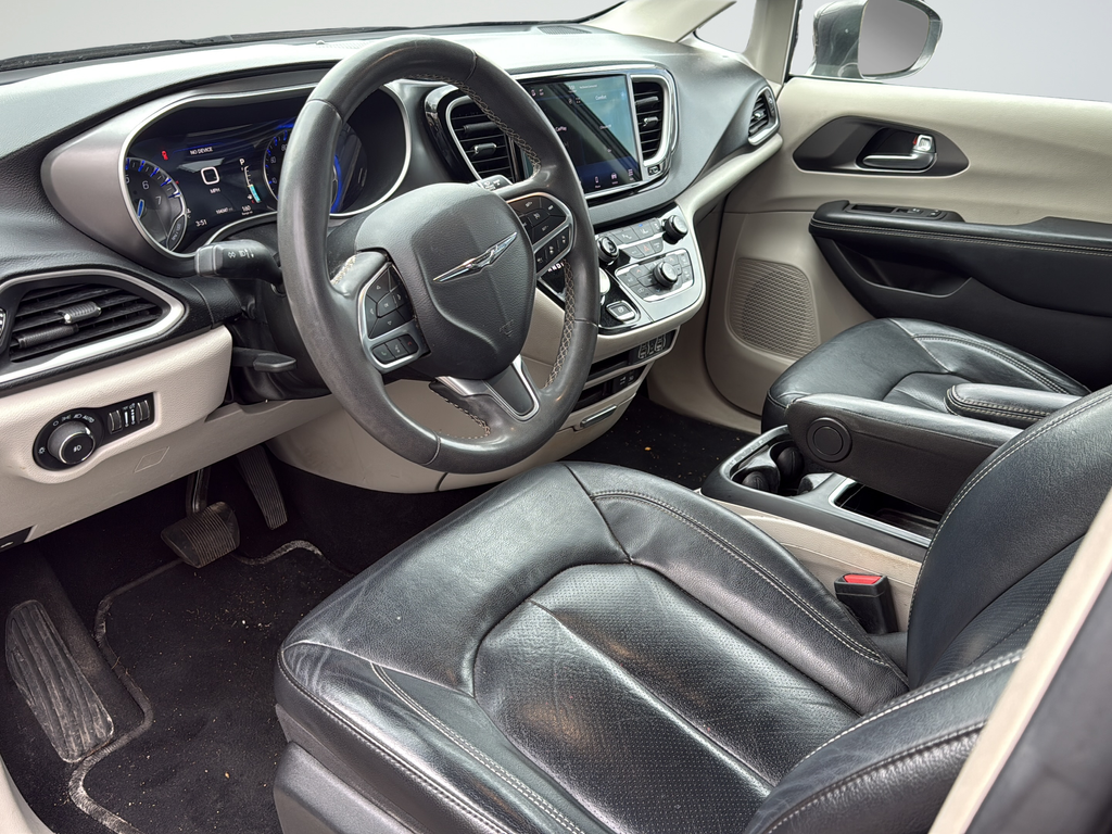 Used 2022 Gray Chrysler Touring L image 9