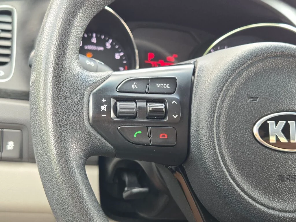 2017 Kia Sedona LX - Photo 29