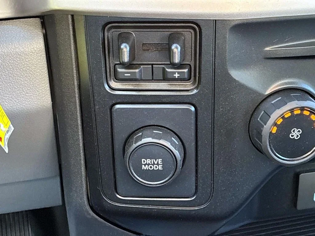 Used 2025 Oxford White Ford XLT image 31