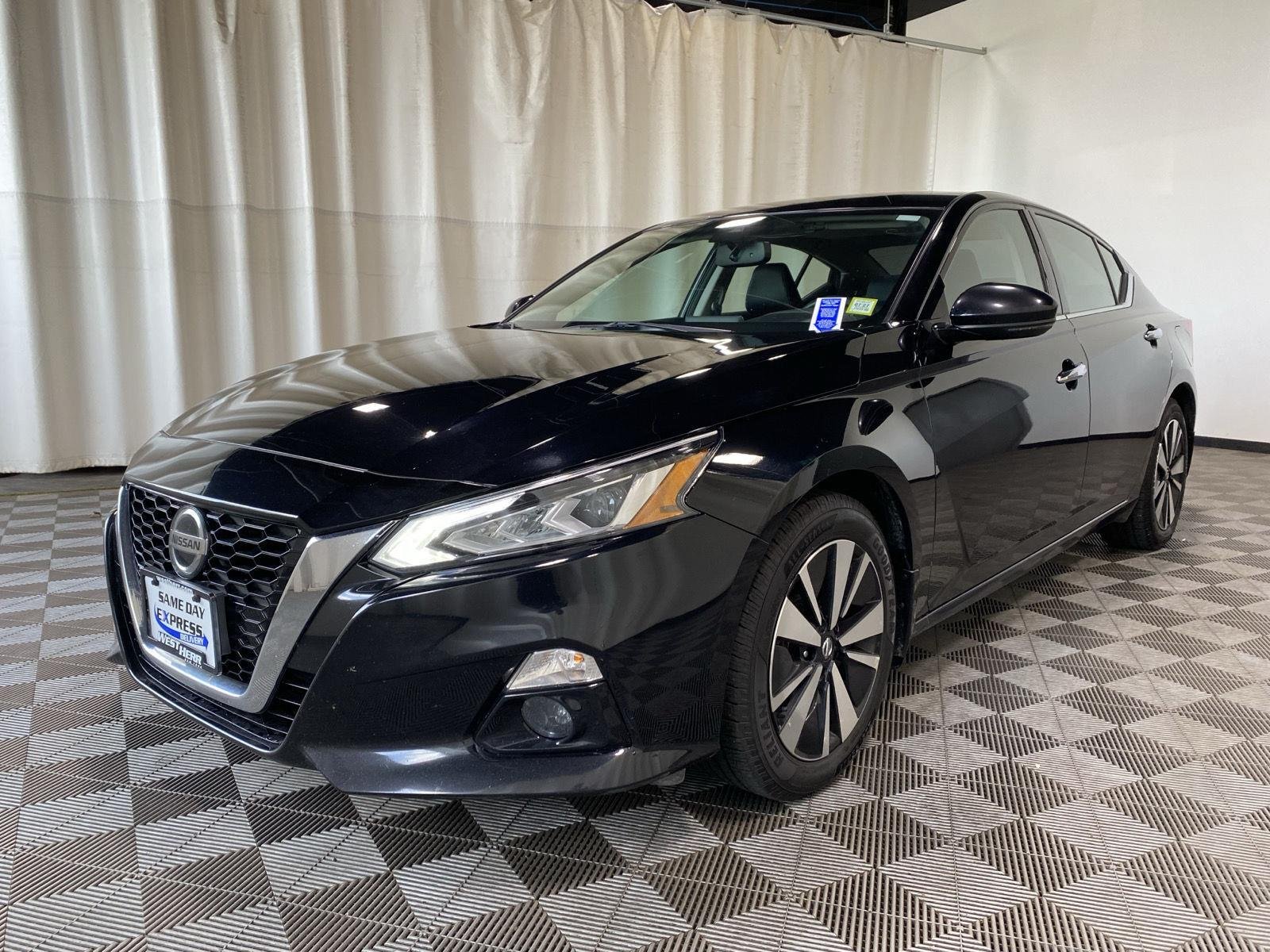 Used 2019 Super Black Nissan 2.5 SL image 3