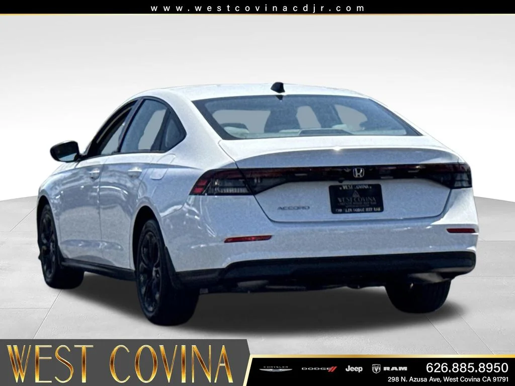 Used 2025 White Honda SE image 8