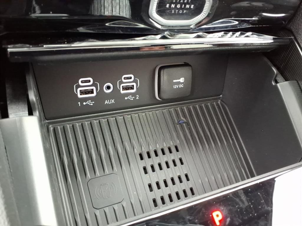New 2026 Diamond Black Crystal Pearl-Coat Exterior Paint Jeep Laredo Altitude image 17