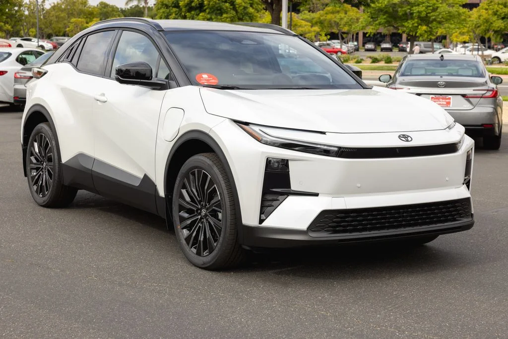 New 2026 Wind Chill Pearl with Midnight Black Metallic roof <sup>1</sup> Toyota  XSE image 3