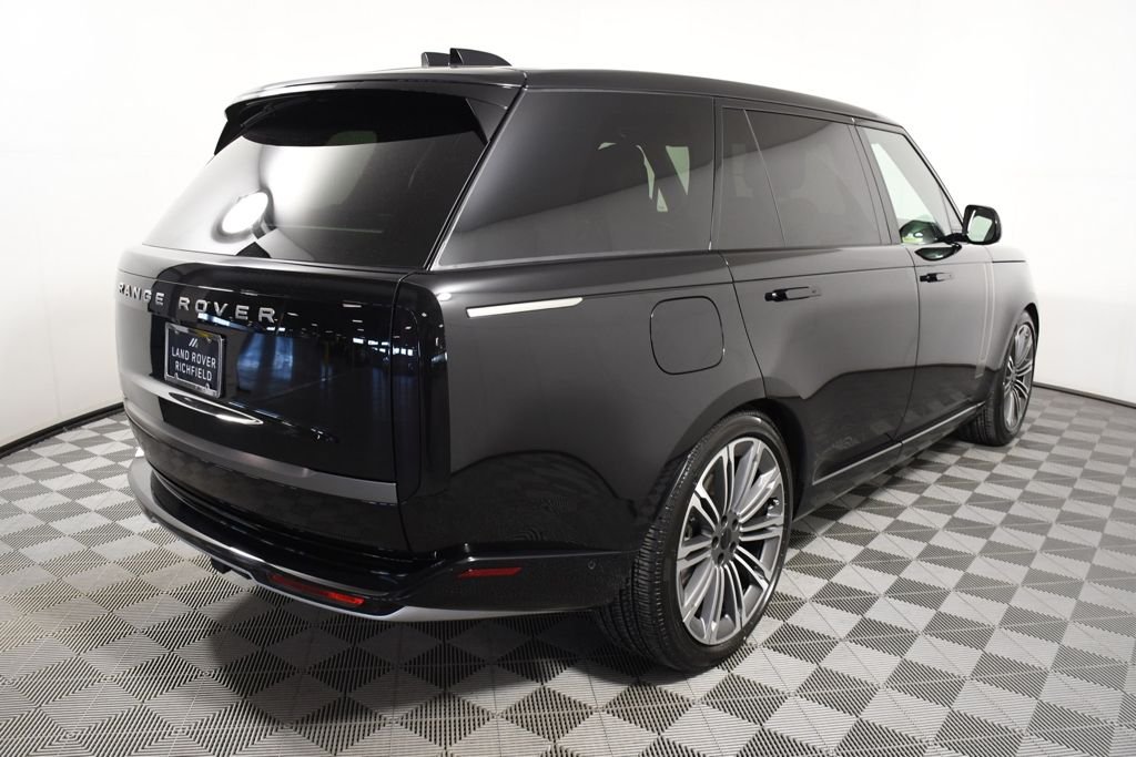 New 2026 Santorini Blk Land Rover SE image 6