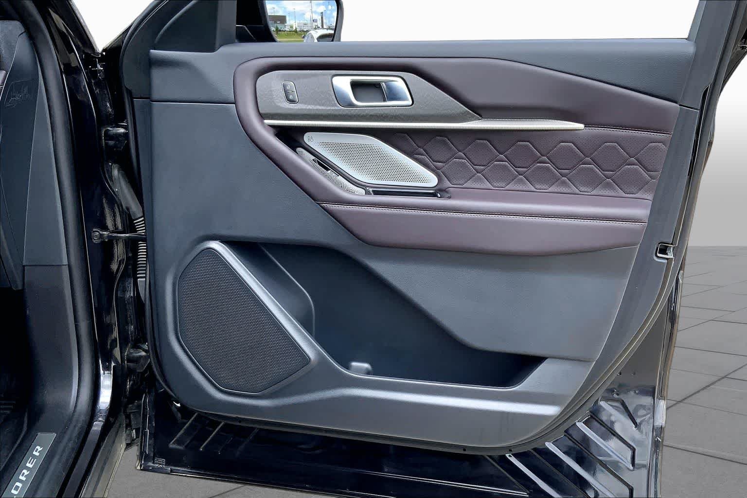Used 2025 Agate Black Metallic Ford Platinum image 22