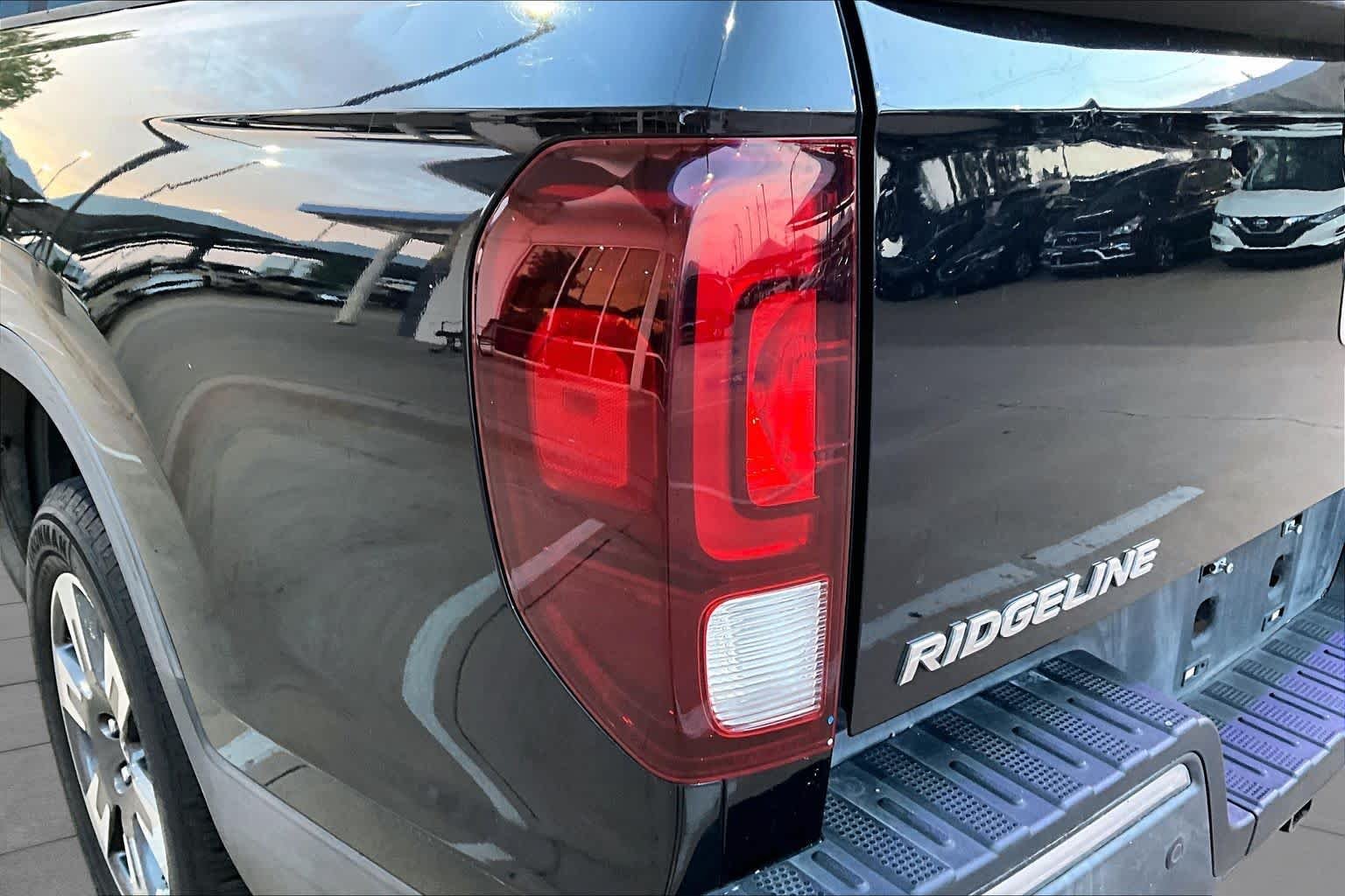 Used 2017 Crystal Black Pearl Honda RTL-E image 28