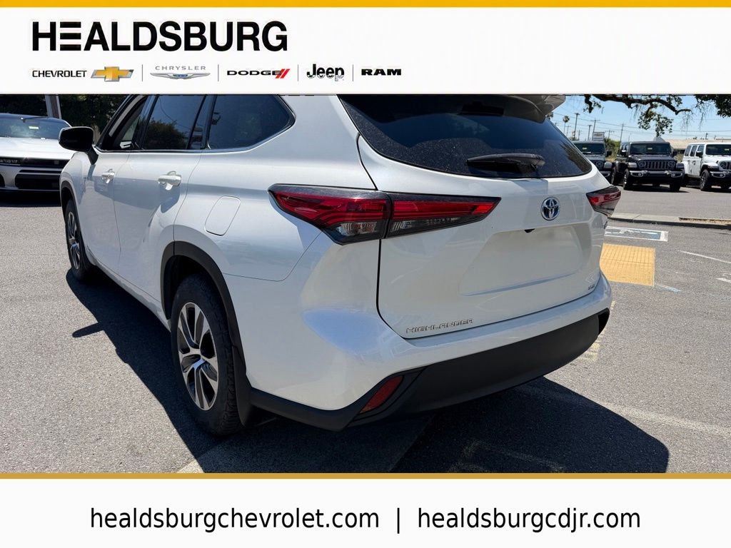 Used 2021 White Toyota XLE image 3