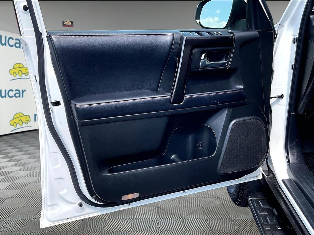 Used 2019 White Toyota SR5 image 9