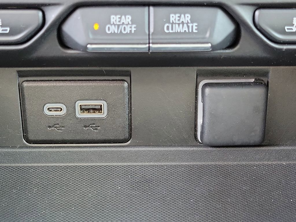 2024 Chevrolet Suburban LT - Photo 33