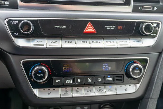 Used 2019 White Hyundai Base image 30