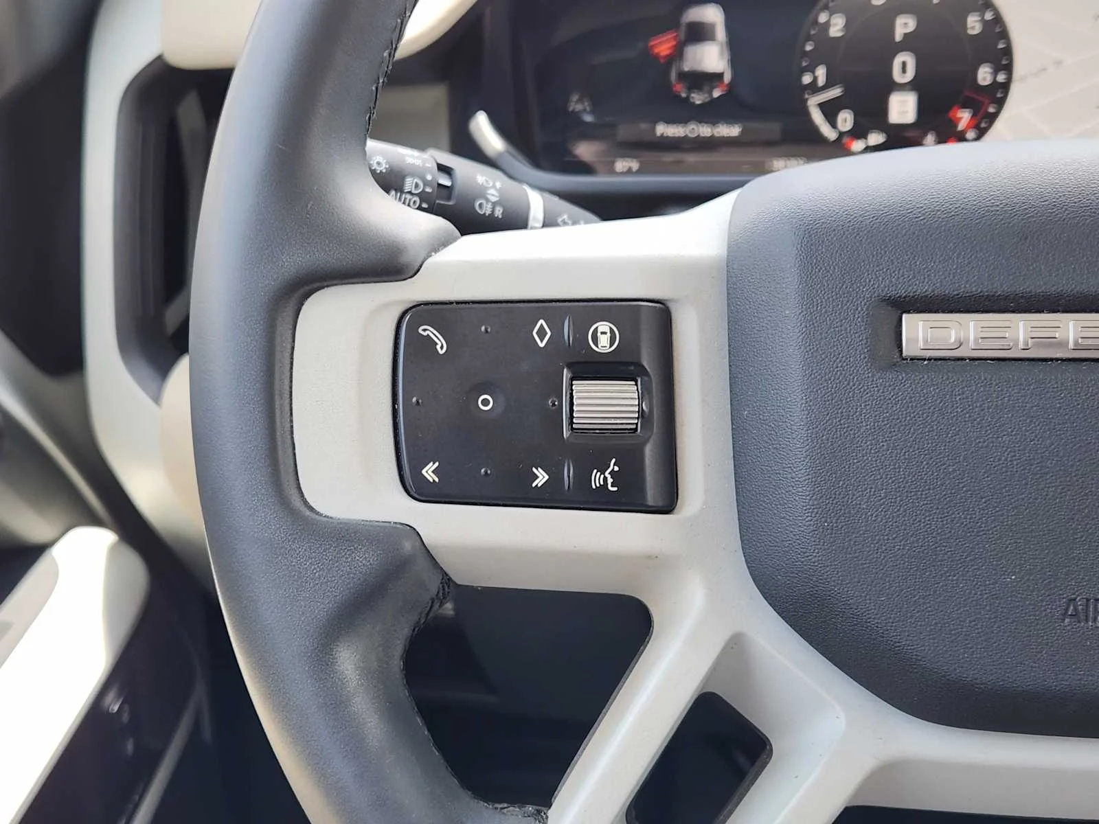 Certified Used 2024 FUJI WHITE Land Rover X-Dynamic SE image 28