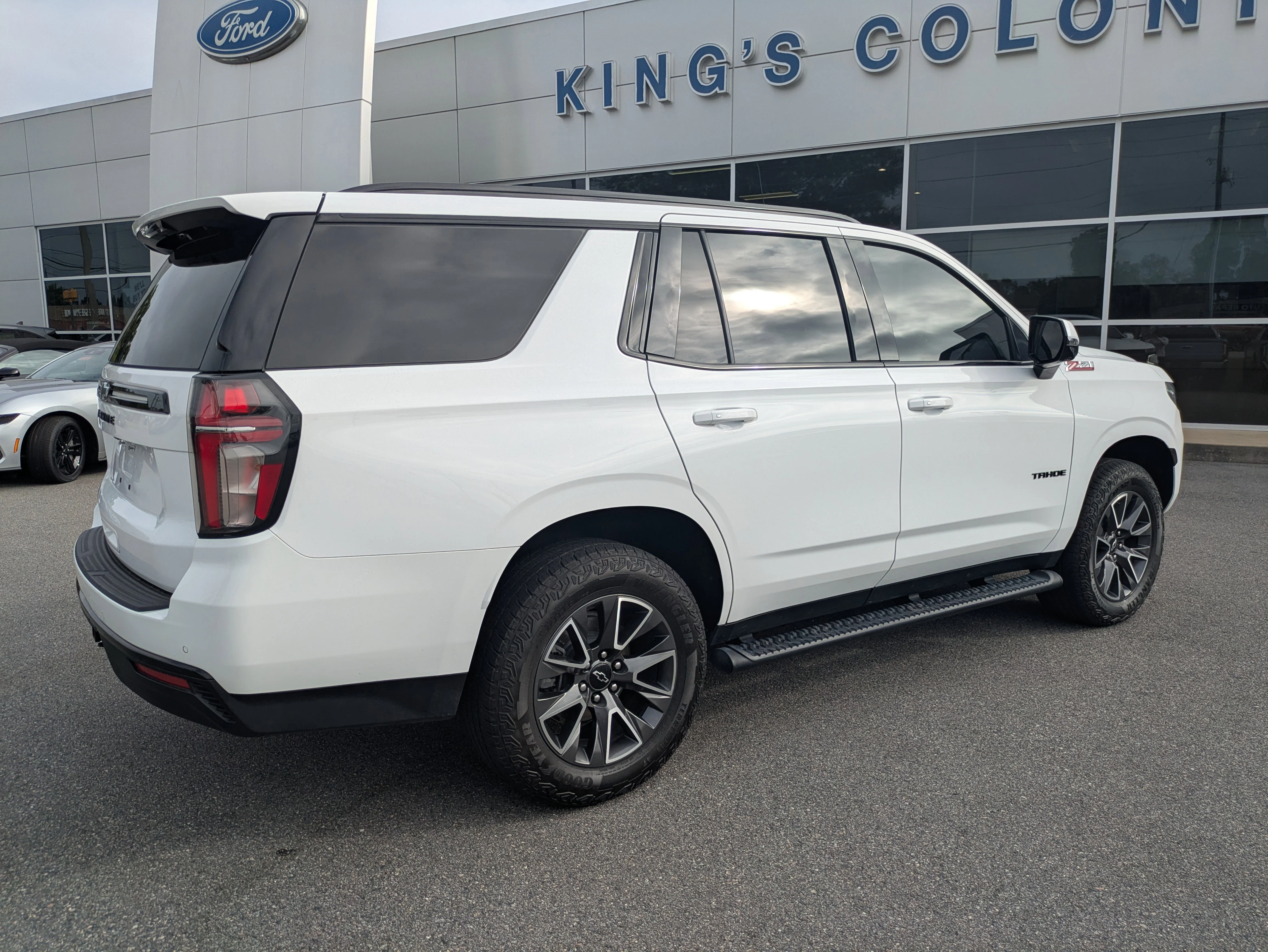 Used 2024 Summit White Chevrolet Z71 w/Luxury Pkg, Leather Quad Buckets, Panoramic Moonroof, & 3rd Row Seat image 4