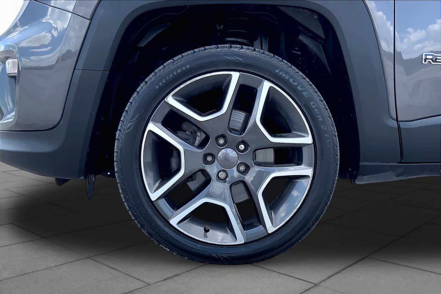 Used 2021 Granite Crystal Metallic Clearcoat Jeep Latitude image 11