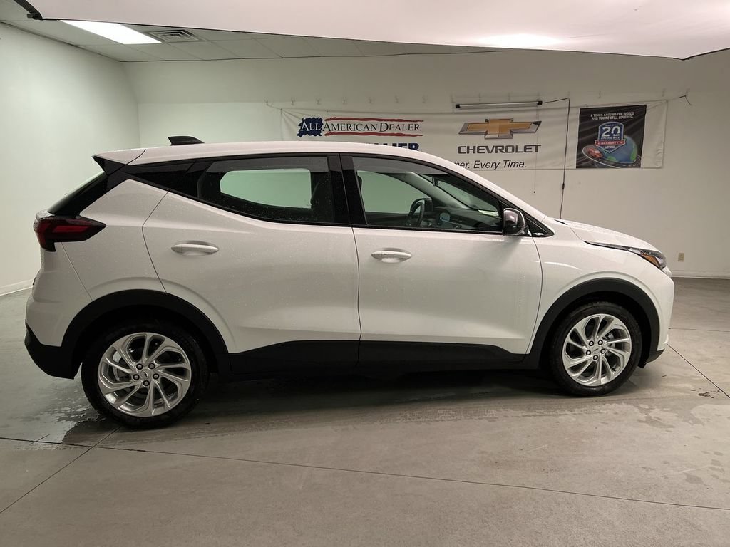 2027 Chevrolet Bolt LT - Photo 9