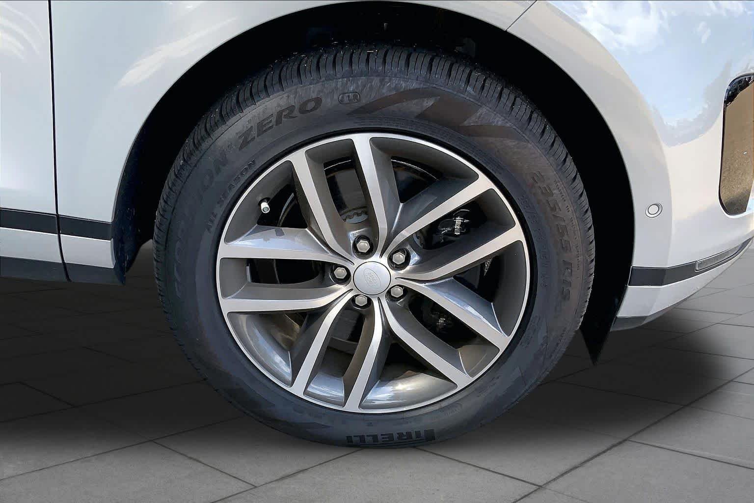 Used 2026 Seoul Pearl Silver Metallic Land Rover Core S image 11