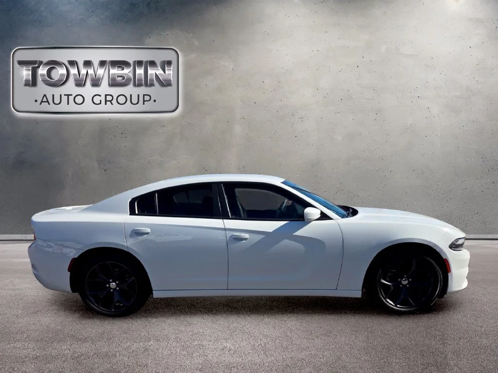 Used 2022 White Dodge SXT image 3