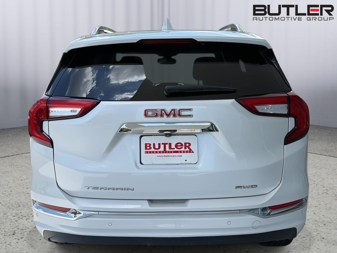 Used 2024 White Frost Tricoat GMC Denali image 5
