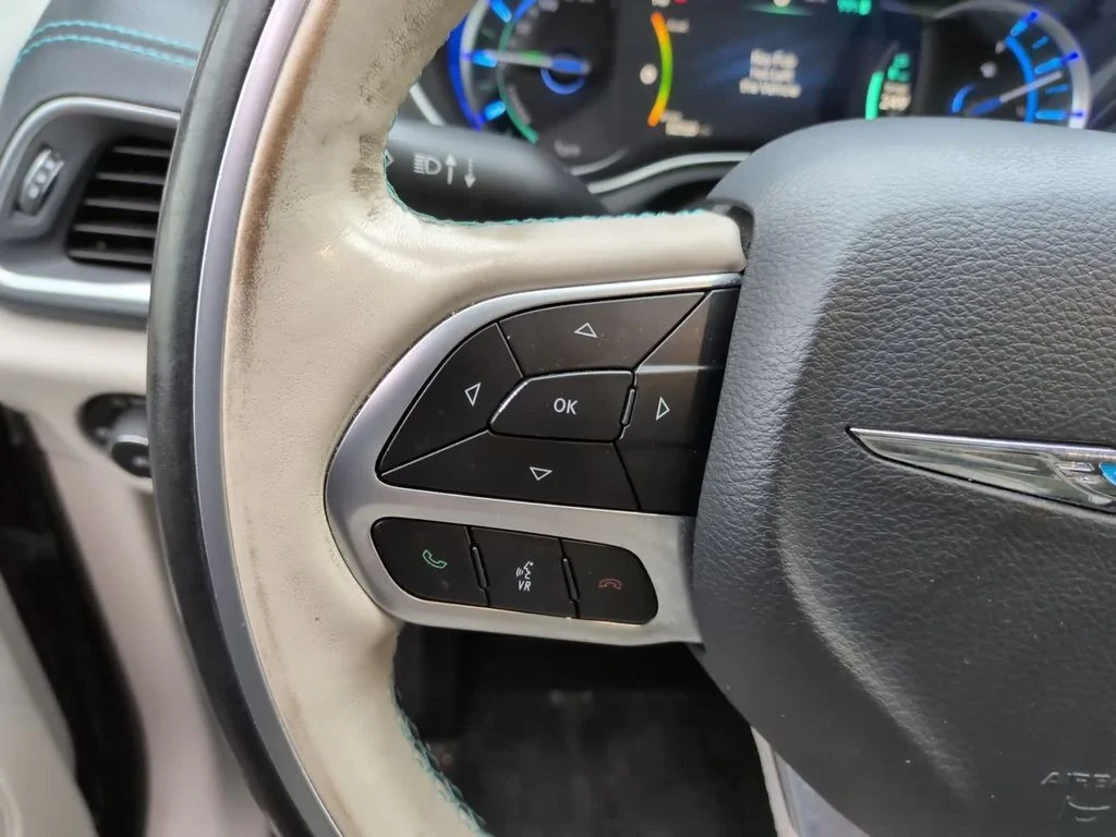 Used 2020 Crystal Metallic Chrysler Limited image 16