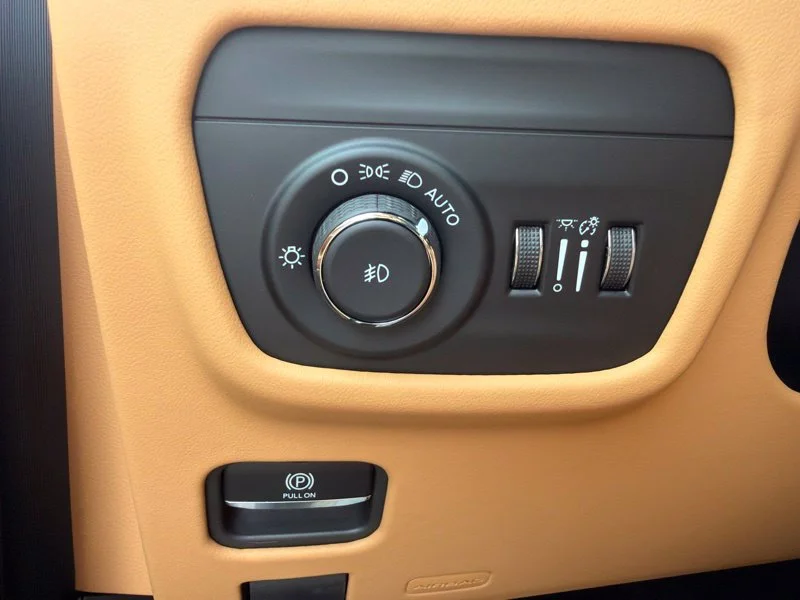 New 2026 Bright White Clear-Coat Exterior Paint Jeep Summit image 25