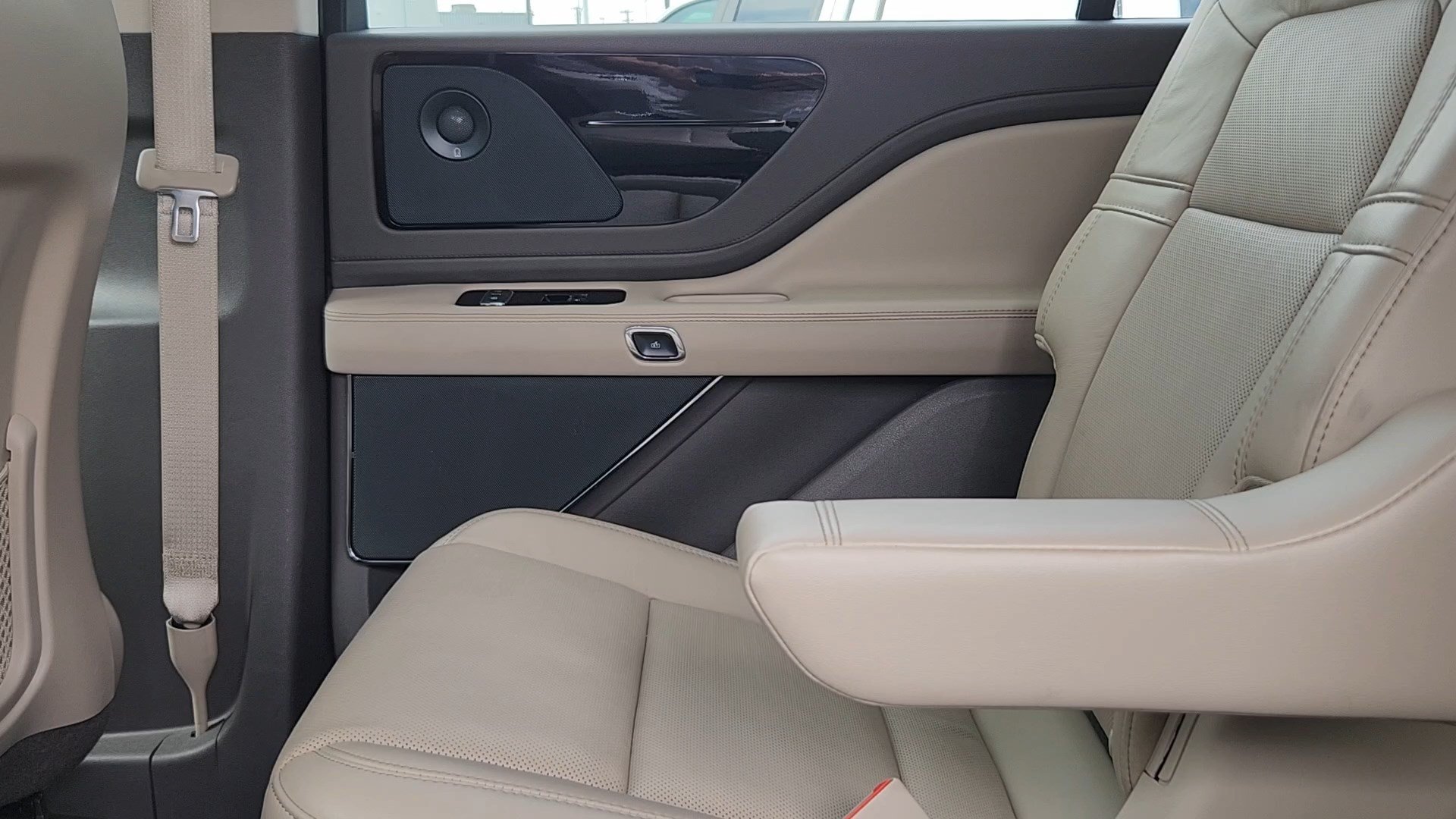 Used 2022 Smoke Metallic Lincoln Reserve image 17