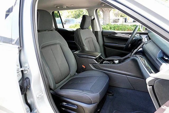 Used 2023 Silver Jeep Laredo image 11